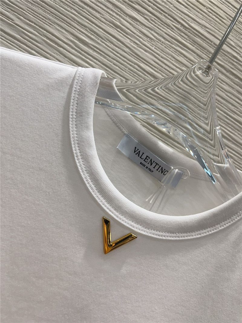 Va1e*ntin0 v-buckle hardware t-shirt replica designer clothes