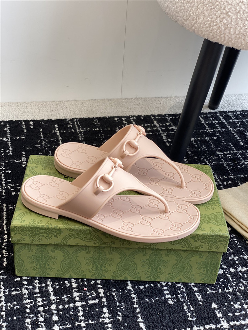 Gucci Horsebit Thong Sandals in Beige
