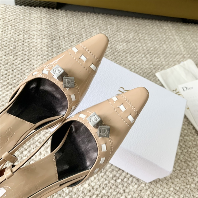 D10r patent leather pointed toe pumps in beige