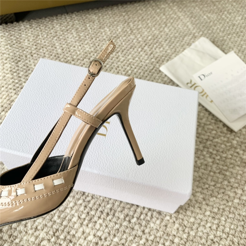 D10r patent leather pointed toe pumps in beige