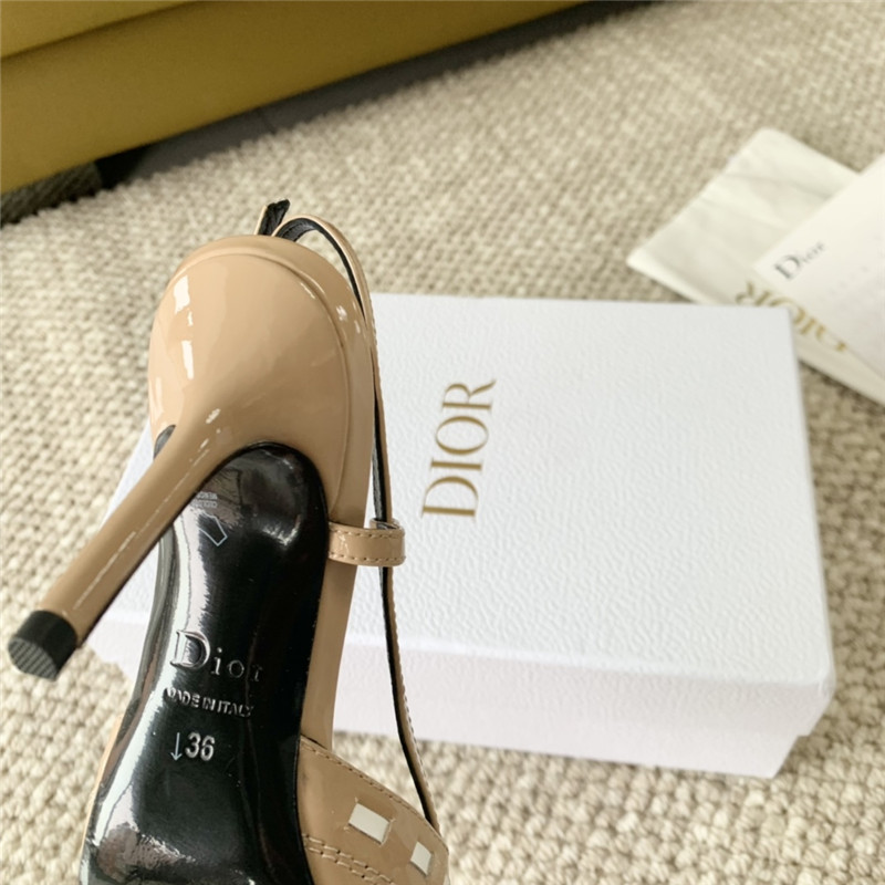 D10r patent leather pointed toe pumps in beige