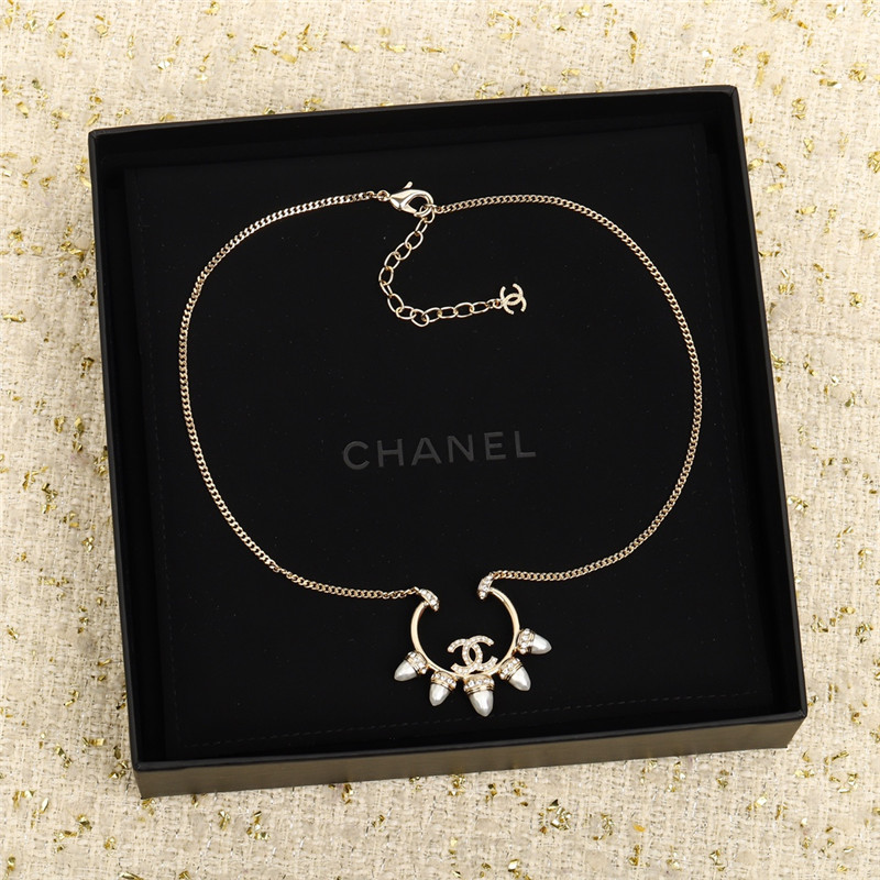 Ch**el rivet pearl necklace