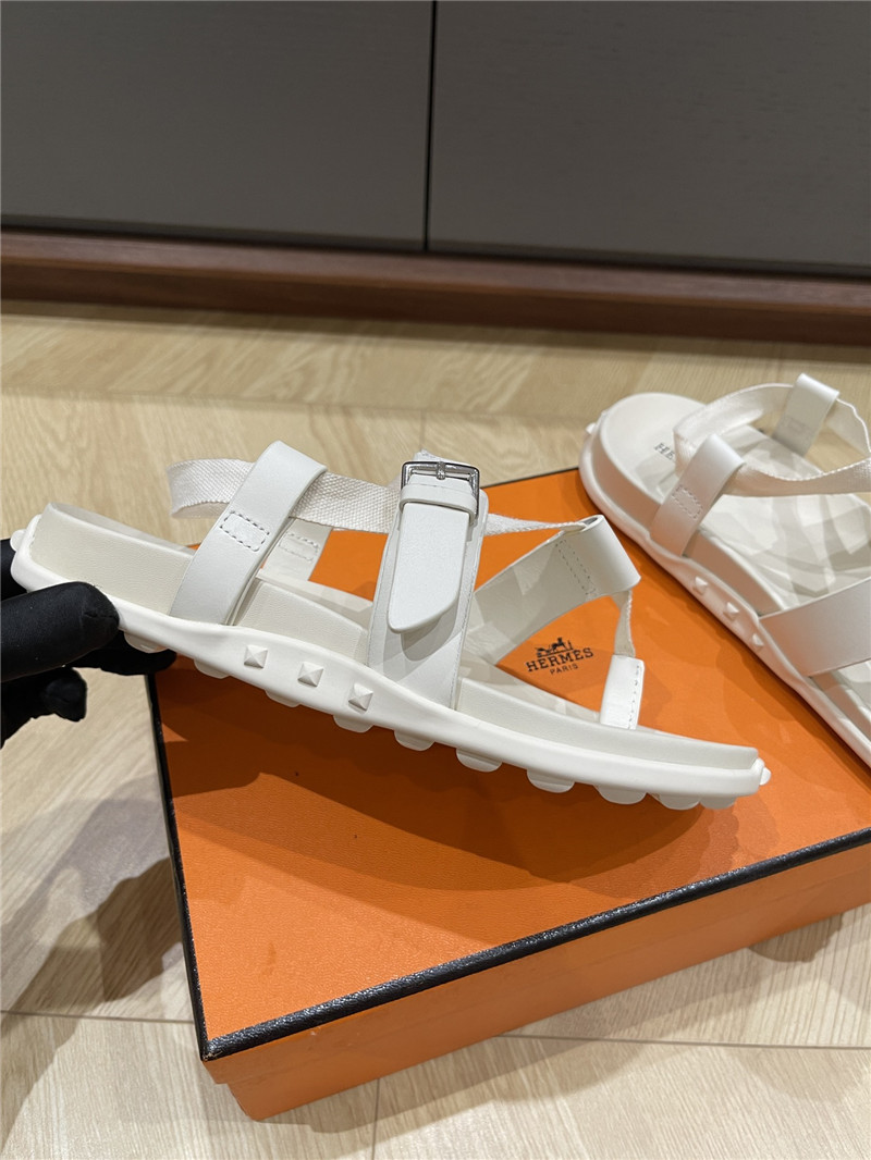 H**me5 inboard sandals white