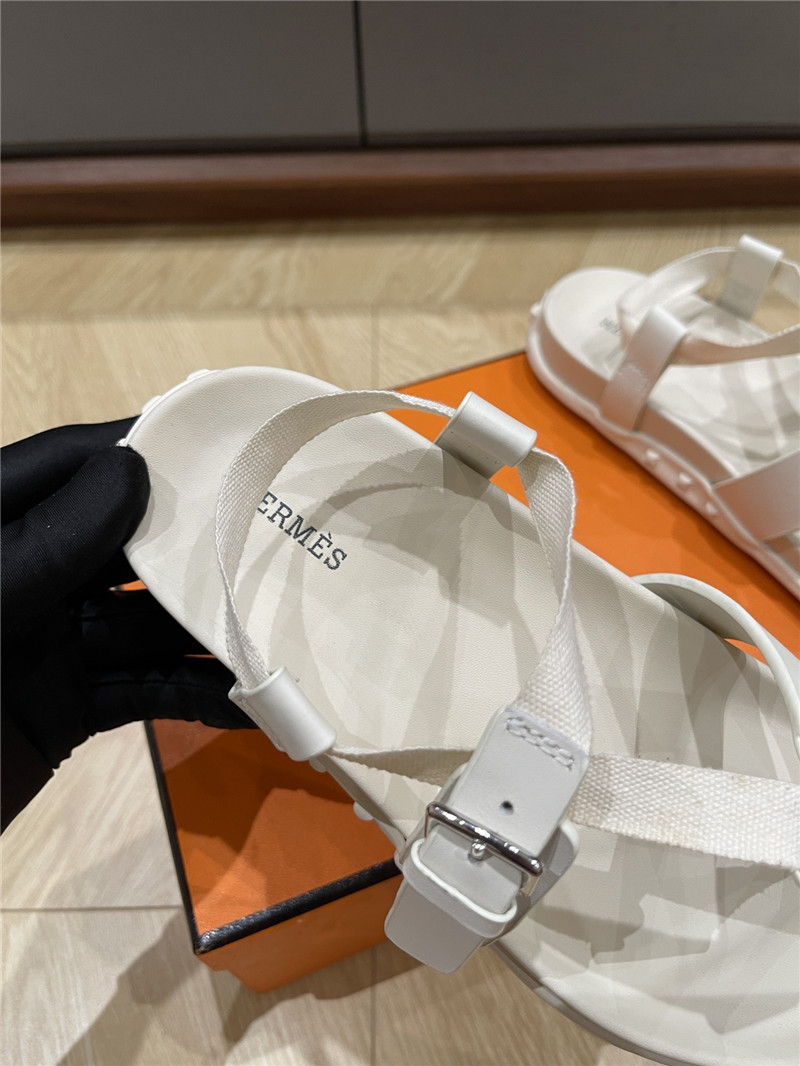 H**me5 inboard sandals white