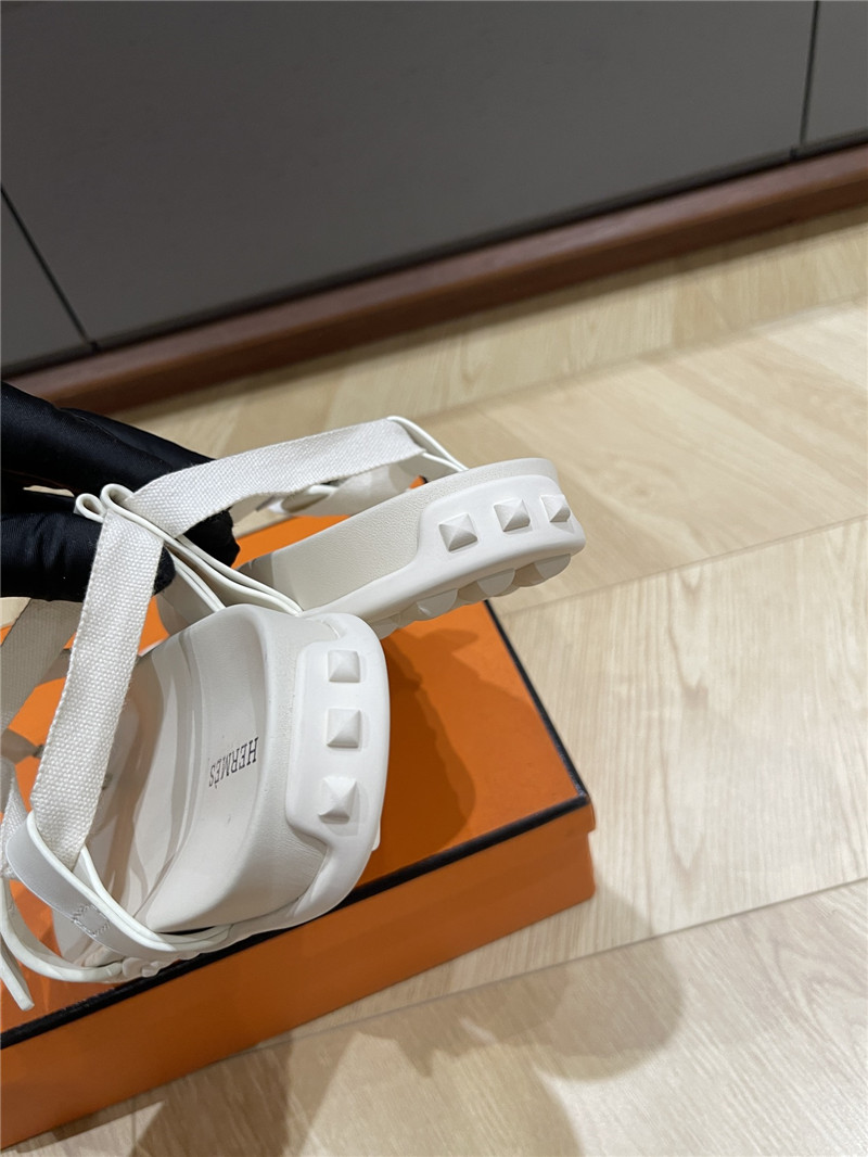 H**me5 inboard sandals white