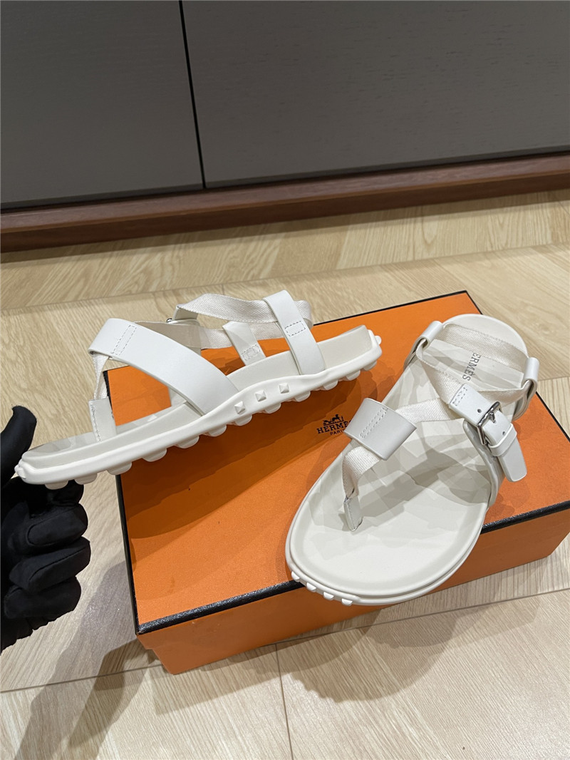 H**me5 inboard sandals white