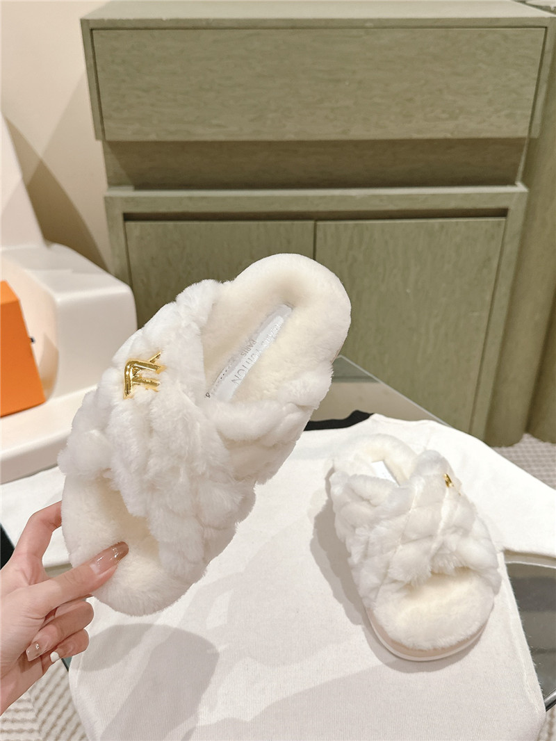 l0vis Vvtt0n fluffy slippers white