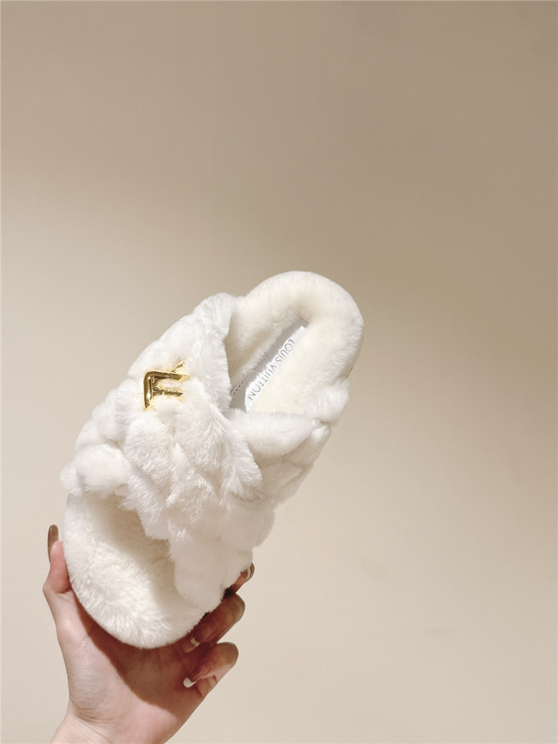 l0vis Vvtt0n fluffy slippers white