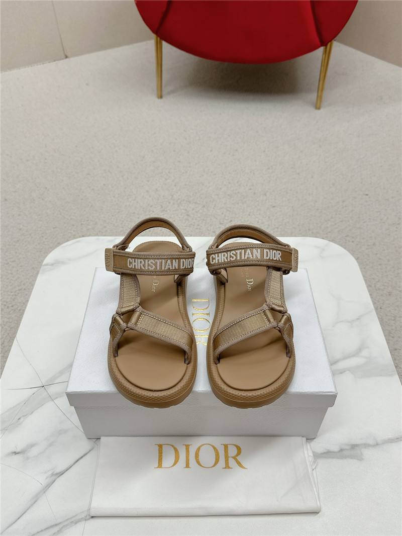 D10r women’s beige d-wave sandals
