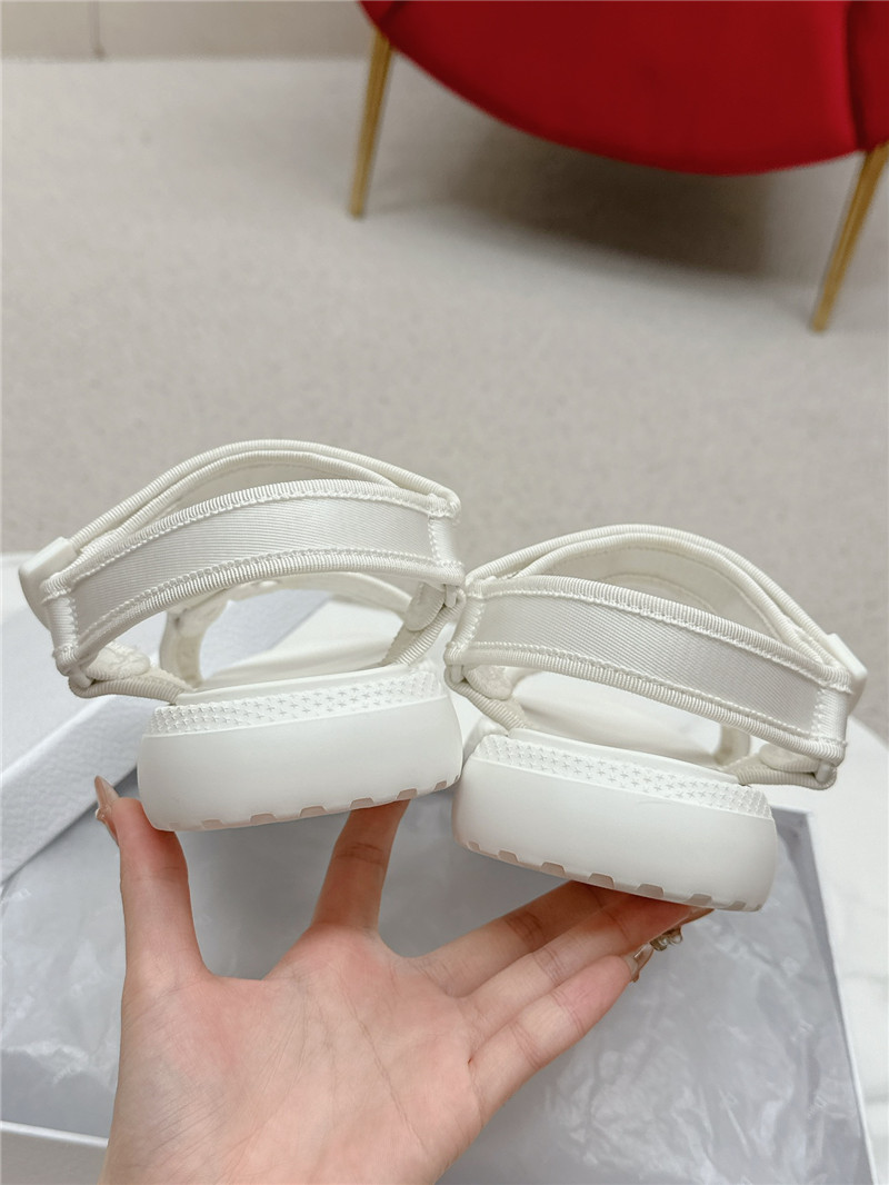 D10r women’s d-wave sandals white leather