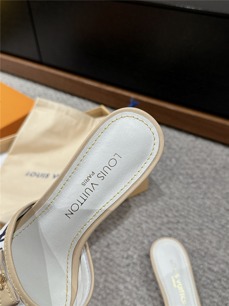 l0vis Vvtt0n multicolor monogram kitten heels