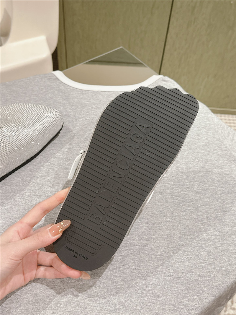 Ba1en*iaga crystal clogs