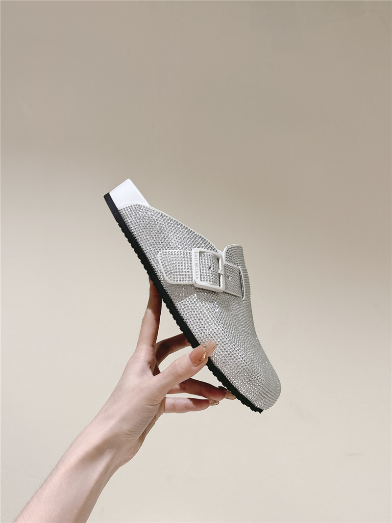 Ba1en*iaga crystal clogs