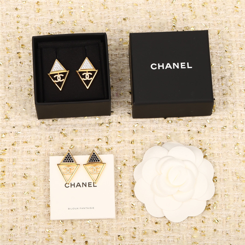 ch**el double c triangle white D1am0nd earrings