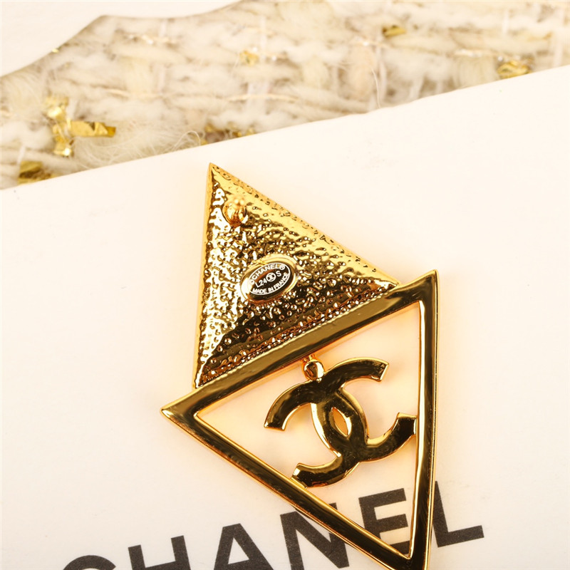 ch**el double c triangle white D1am0nd earrings