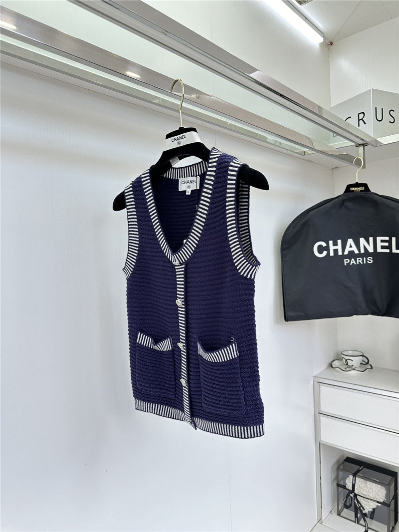 Ch**el contrasting v-neck knit vest