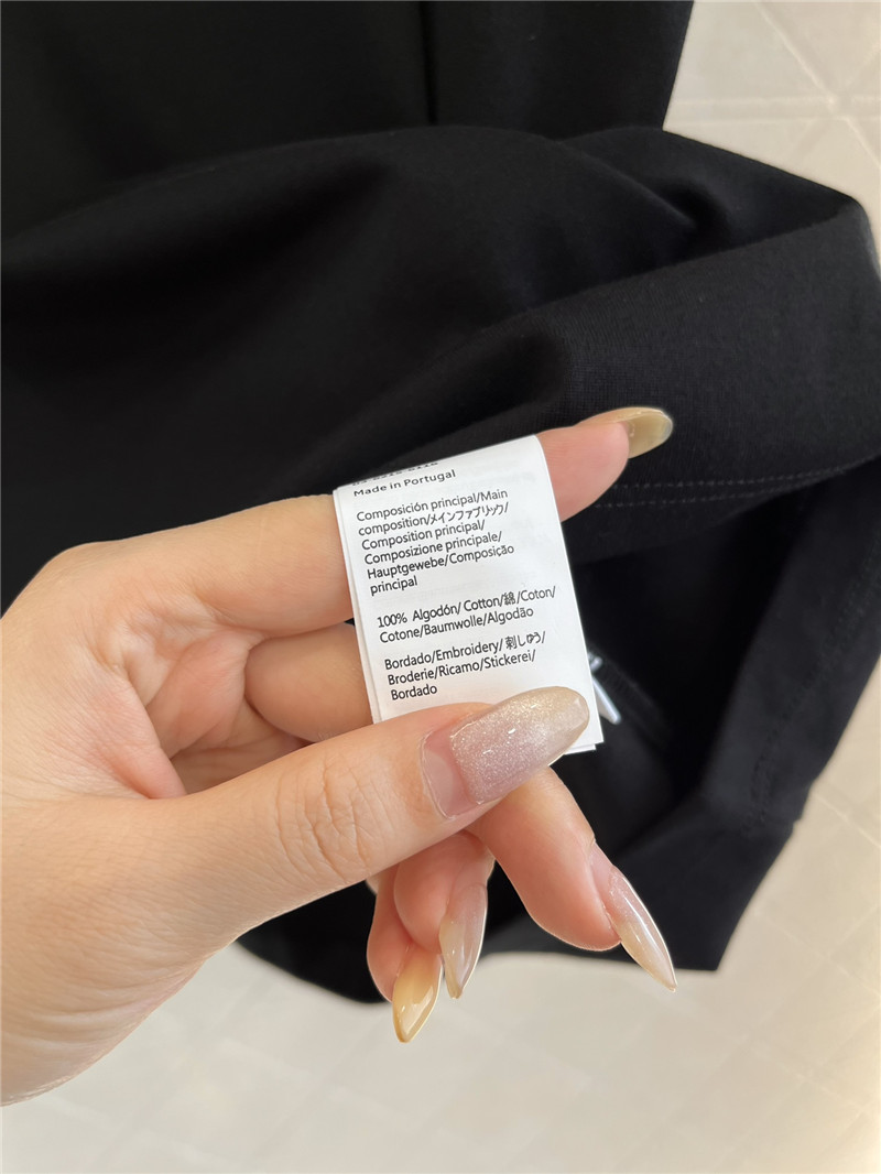 L0ew* logo-embroidered black t-shirt