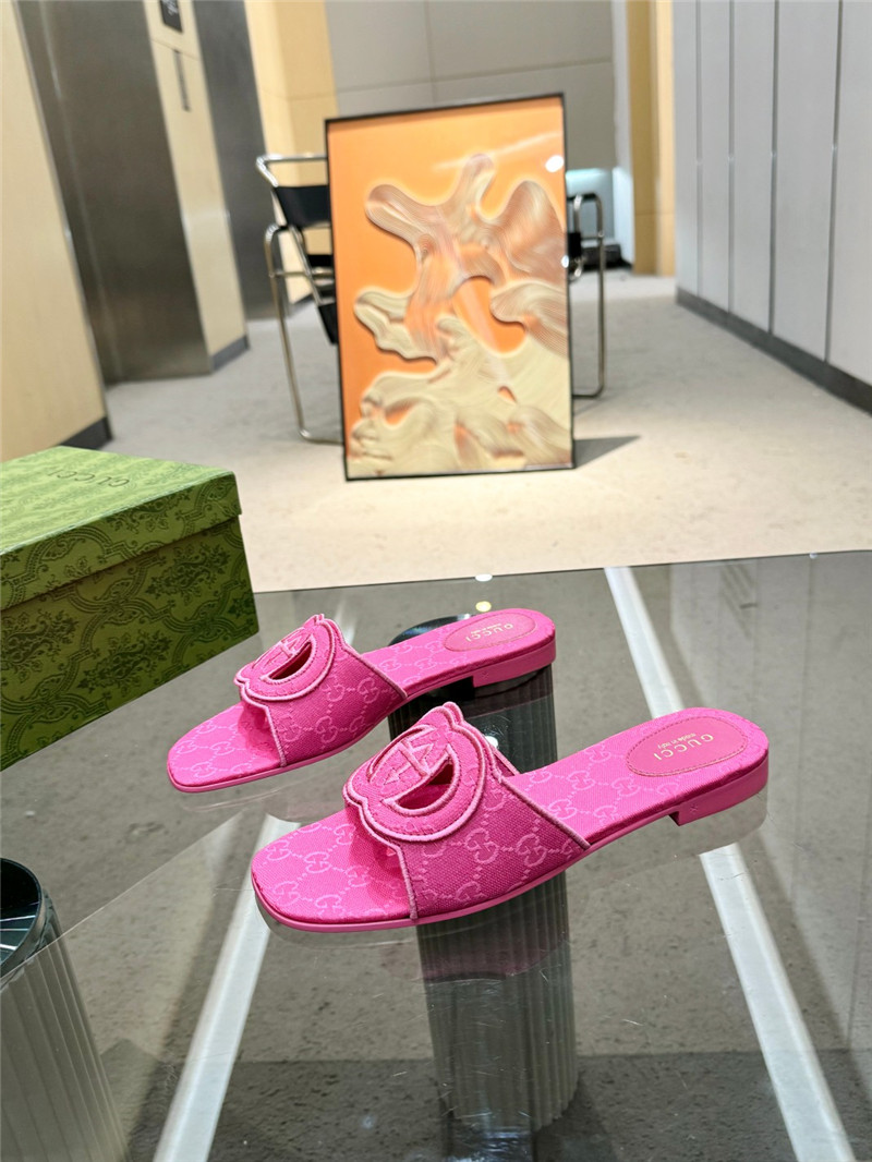 Gvc*1 interlocking g slide sandal in fuchsia gg canvas