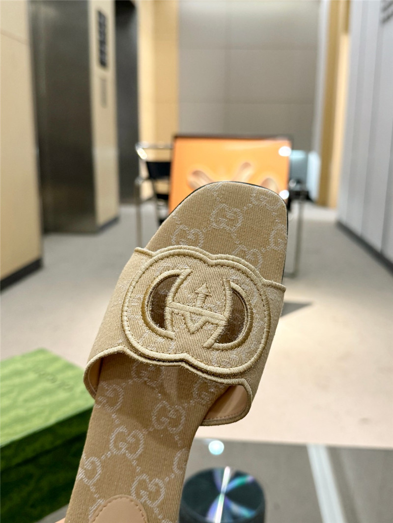 Gvc*1 interlocking g slide sandal in ivory gg canvas