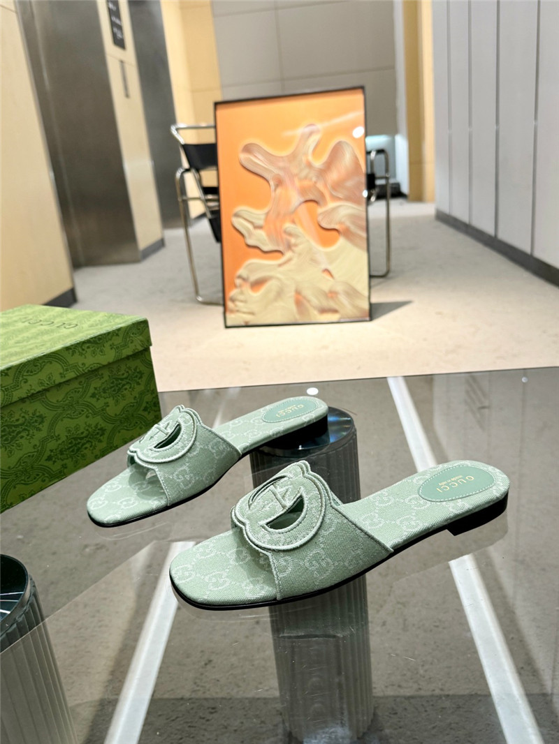 Gvc*1 interlocking g slide sandal in green gg canvas