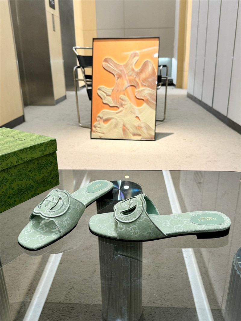 Gvc*1 interlocking g slide sandal in green gg canvas