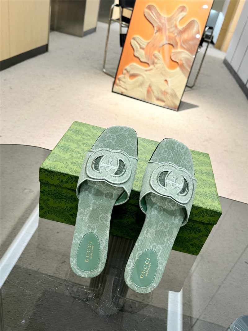 Gvc*1 interlocking g slide sandal in green gg canvas