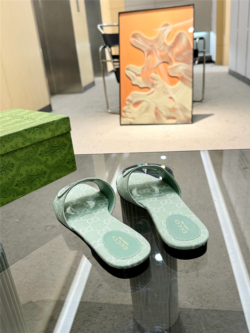 Gvc*1 interlocking g slide sandal in green gg canvas