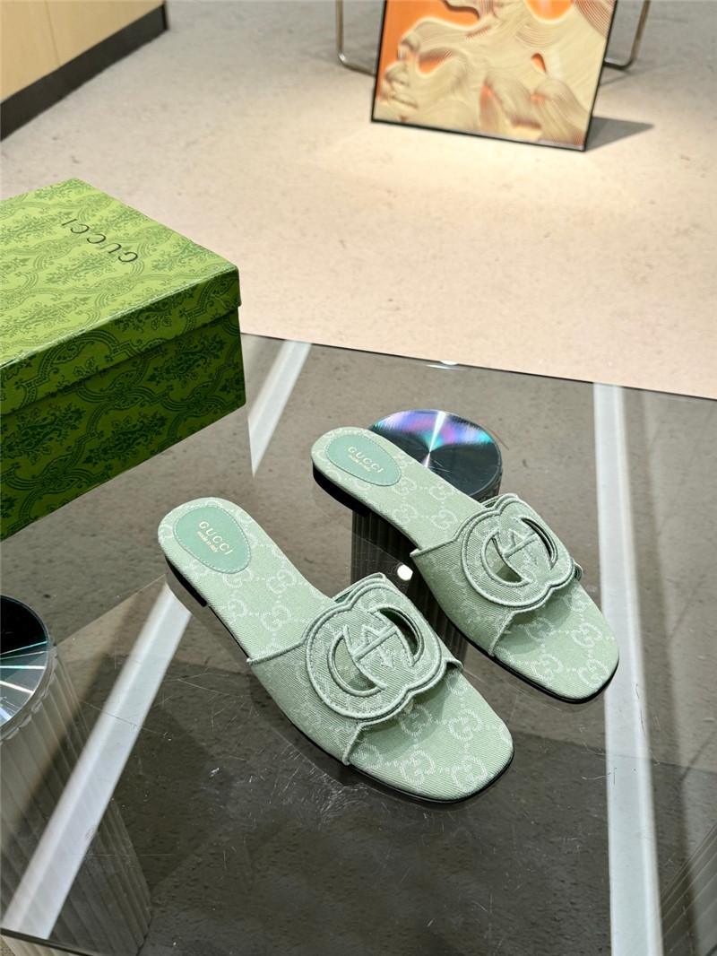 Gvc*1 interlocking g slide sandal in green gg canvas