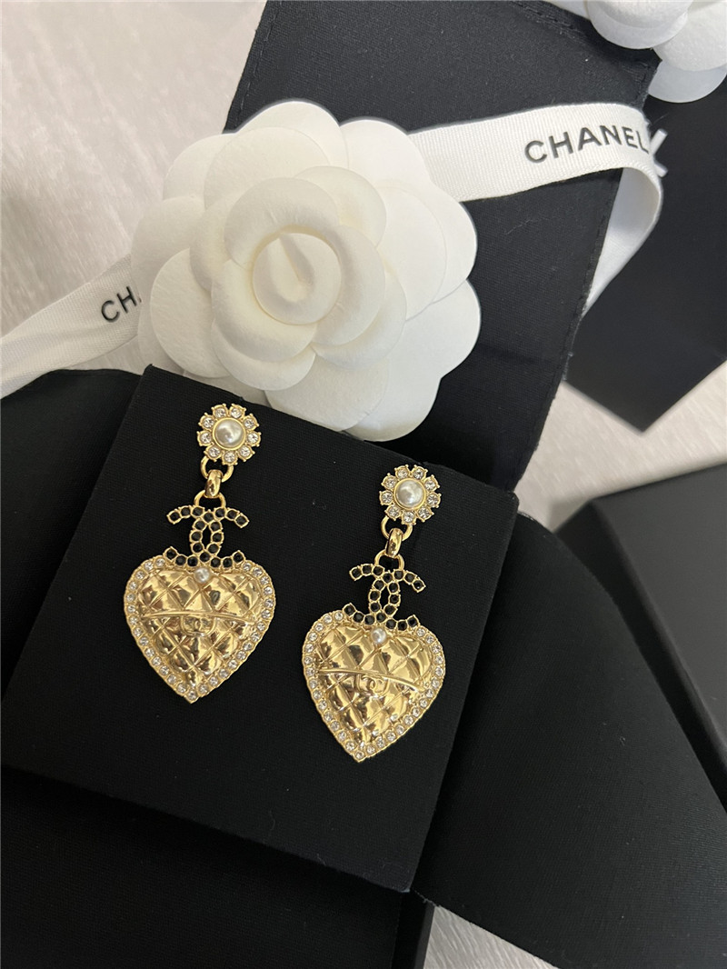 ch**el D1am0nd heart black D1am0nd double c earrings