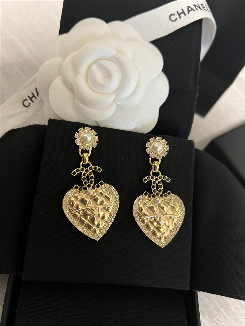ch**el D1am0nd heart black D1am0nd double c earrings