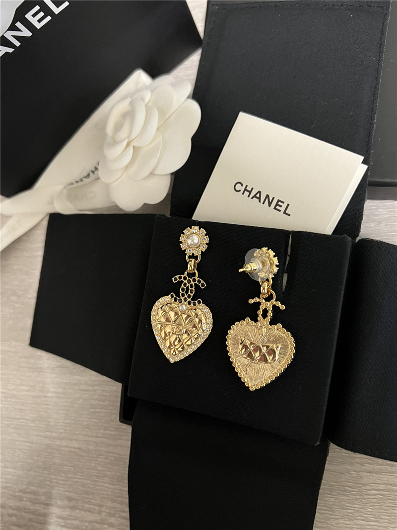 ch**el D1am0nd heart black D1am0nd double c earrings