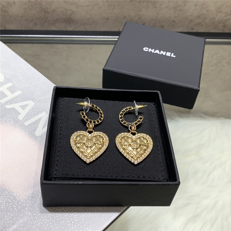 ch**el half curved black D1am0nd hanging D1am0nd heart earrings