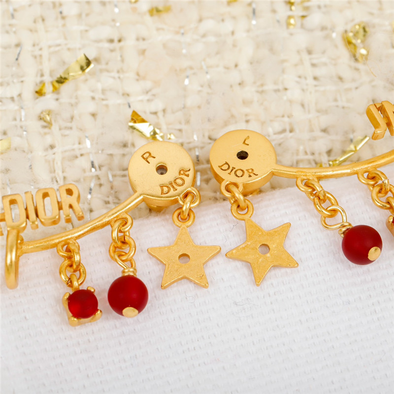 D10r red agate letter ear clip