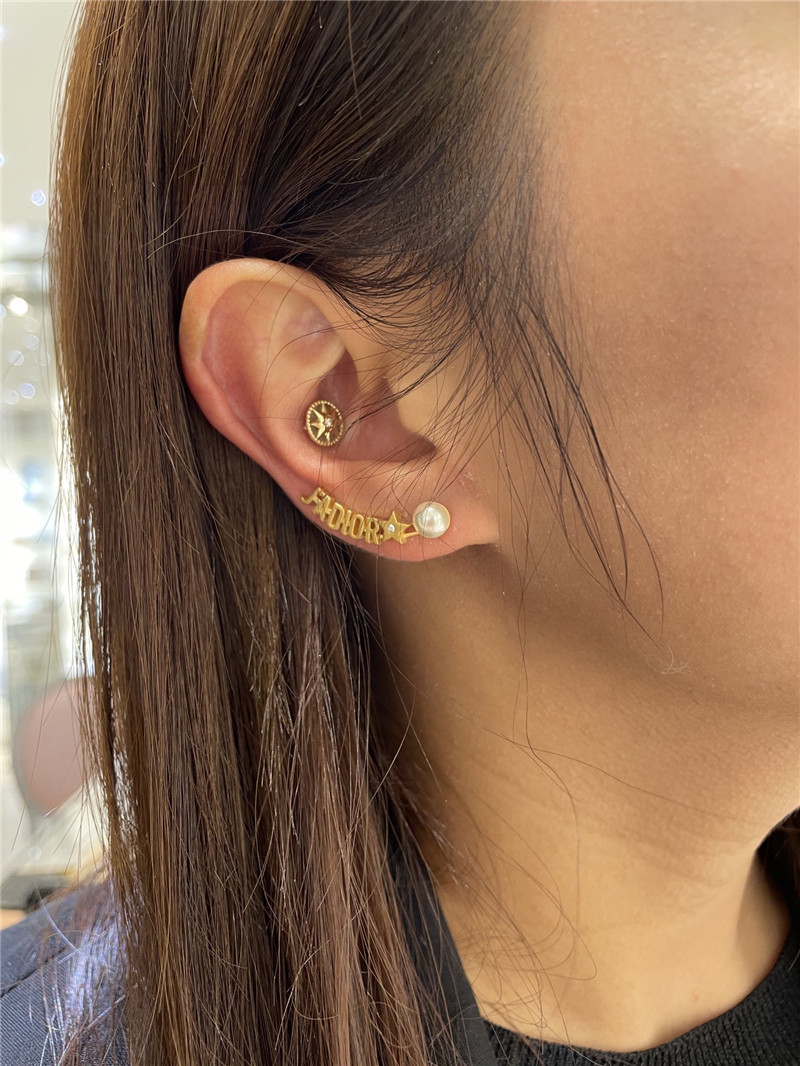 D10r letter pearl earrings