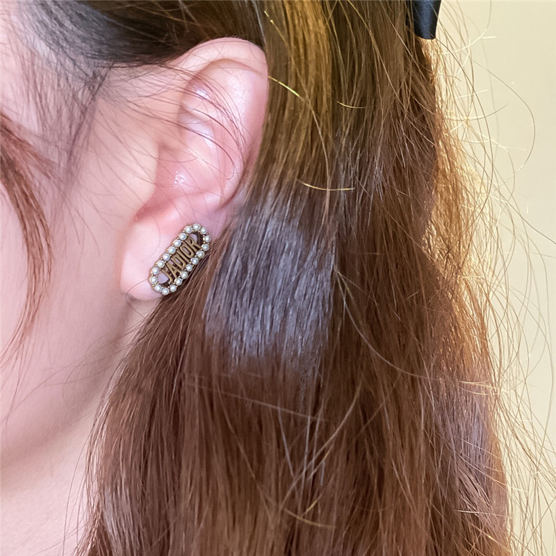 D10r letter pearl earrings