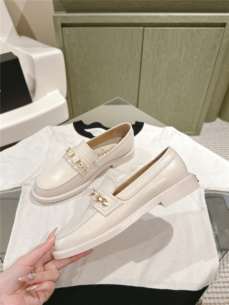 Ch**el heart chain loafers in ivory calfskin