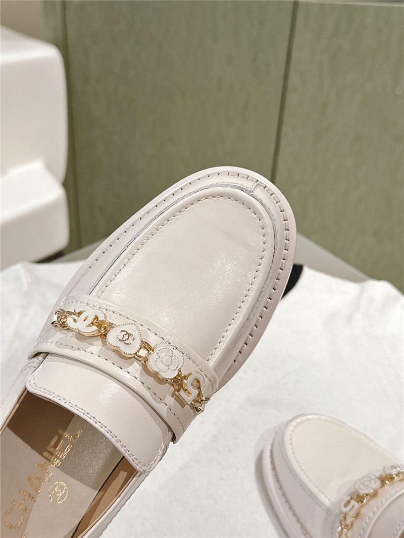 Ch**el heart chain loafers in ivory calfskin