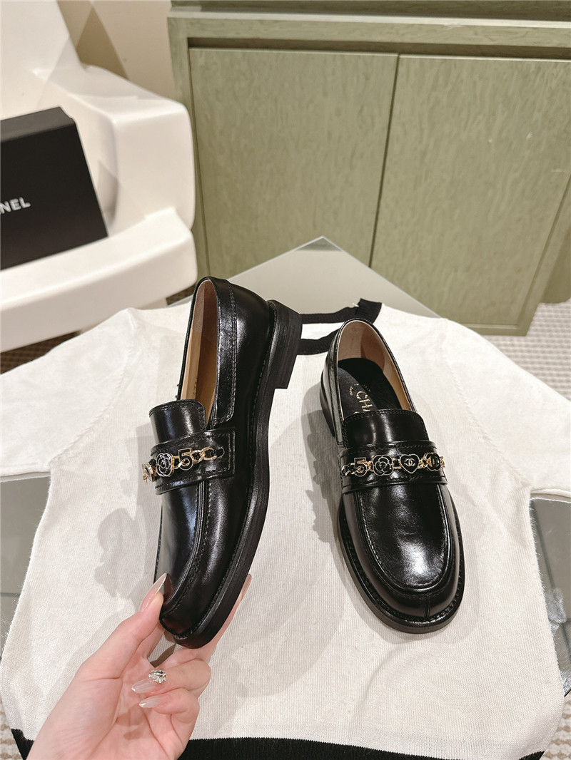 Ch**el heart chain loafers in black calfskin