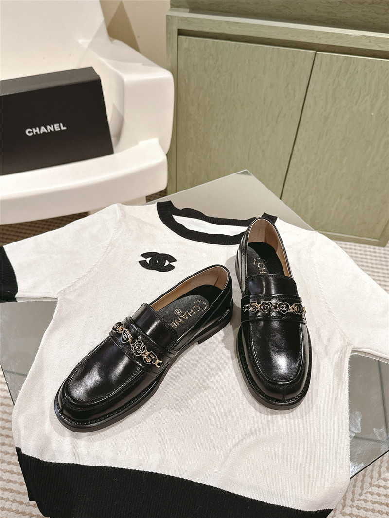 Ch**el heart chain loafers in black calfskin