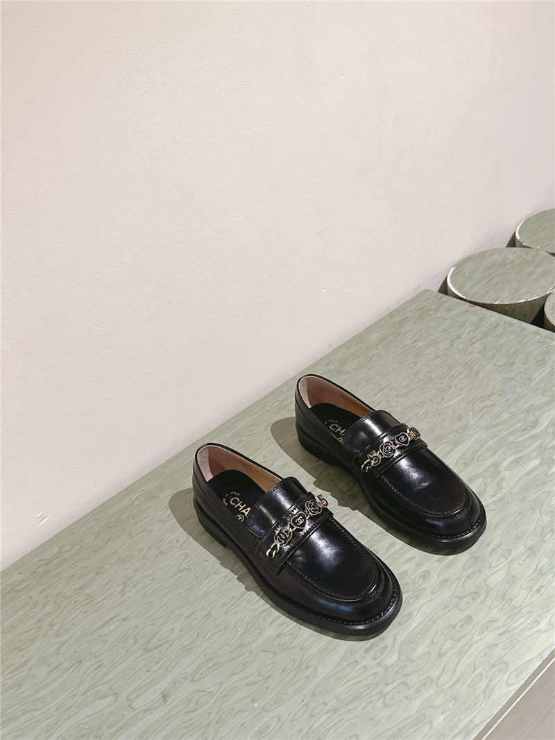 Ch**el heart chain loafers in black calfskin