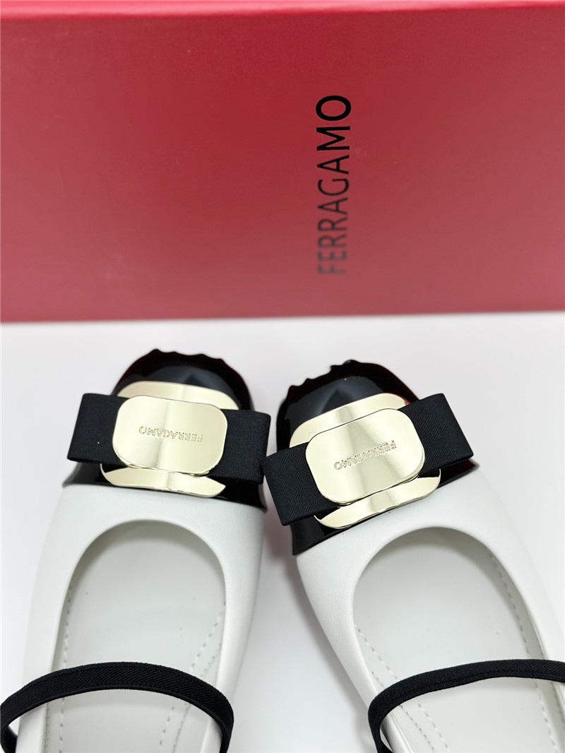 Ferragamo New Vara Plate Ballet Flat Nappa white and black