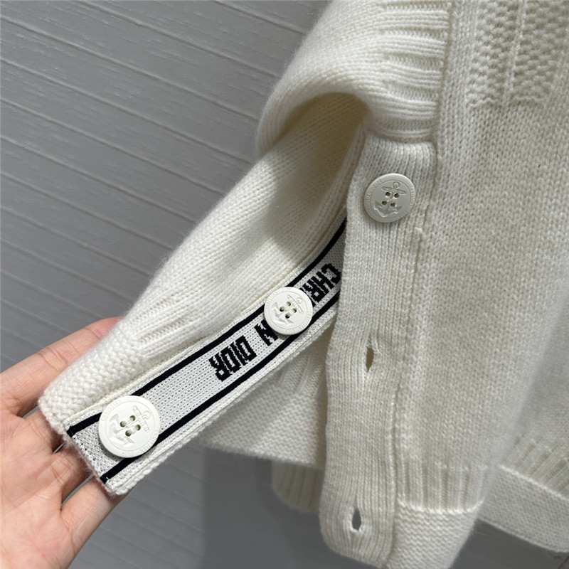 D10r simple round neck cashmere sweater replica clothing sites