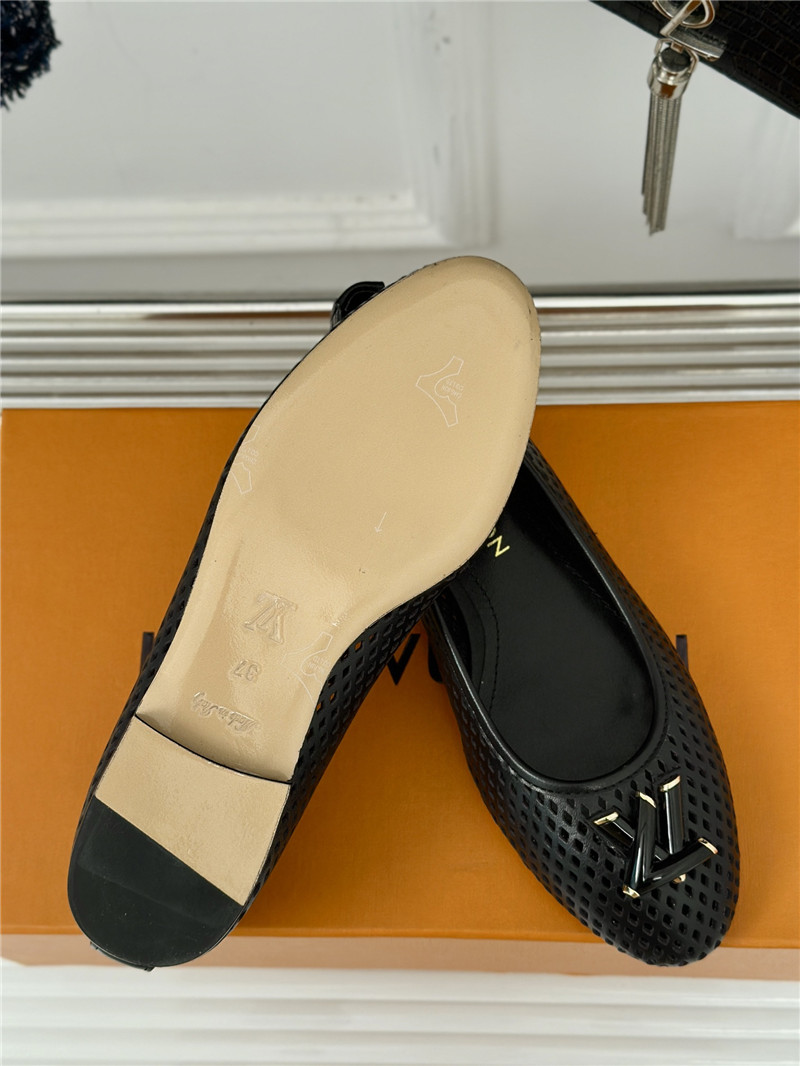 l0vis Vvtt0n shake flat ballerinas in black perforated lambskin