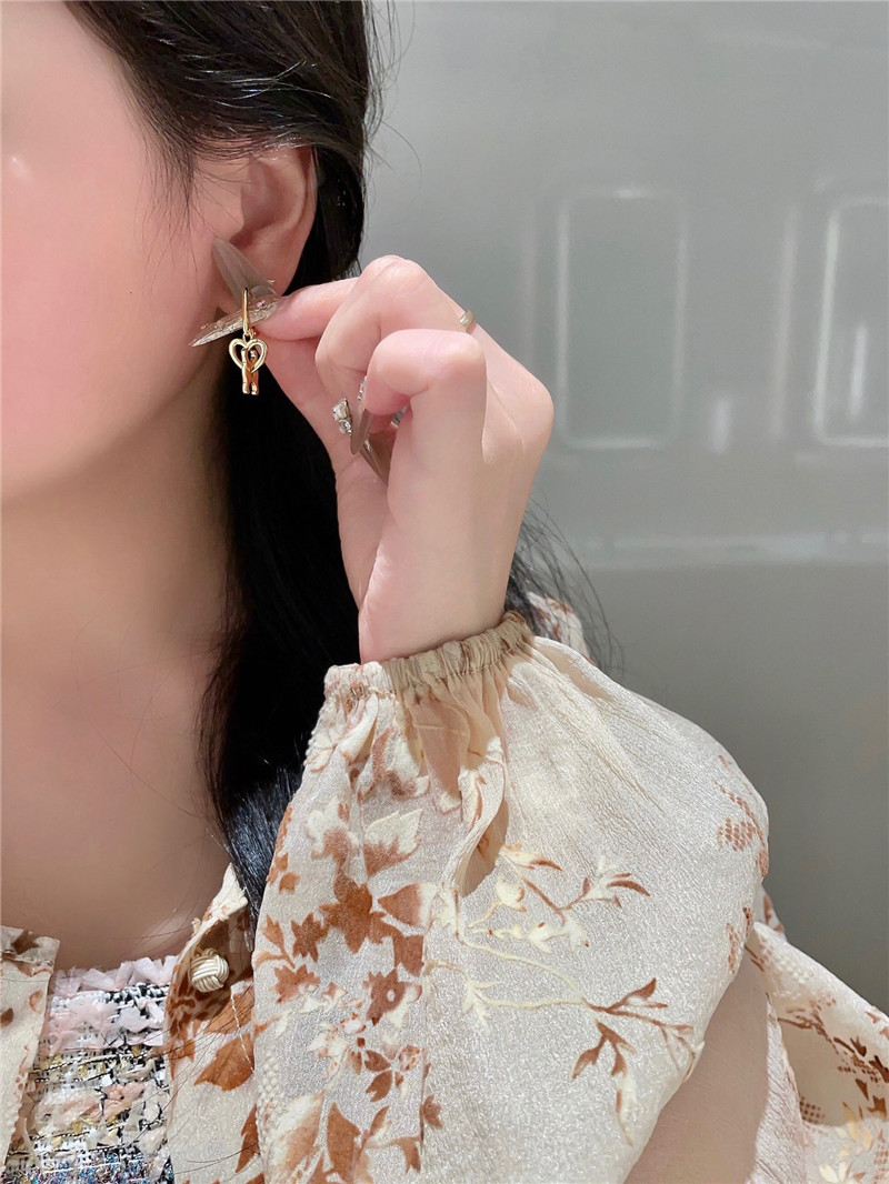 Ce1i*e arc de triomphe heart earrings