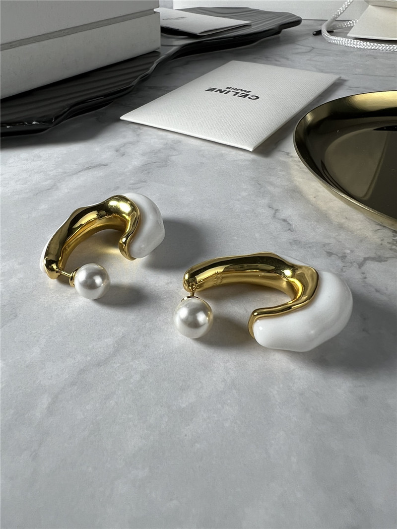 Ce1i*e white irregular earrings