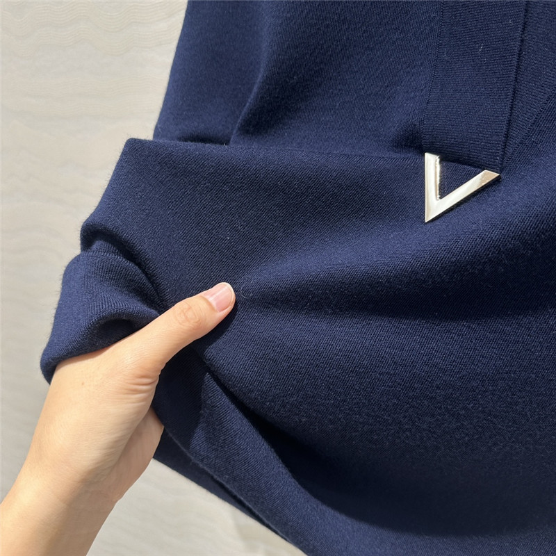 Va1e*ntin0 metal v logo top replica designer clothing websites