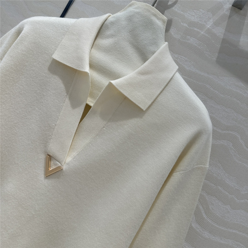 Va1e*ntin0 metal v logo top replica designer clothing websites