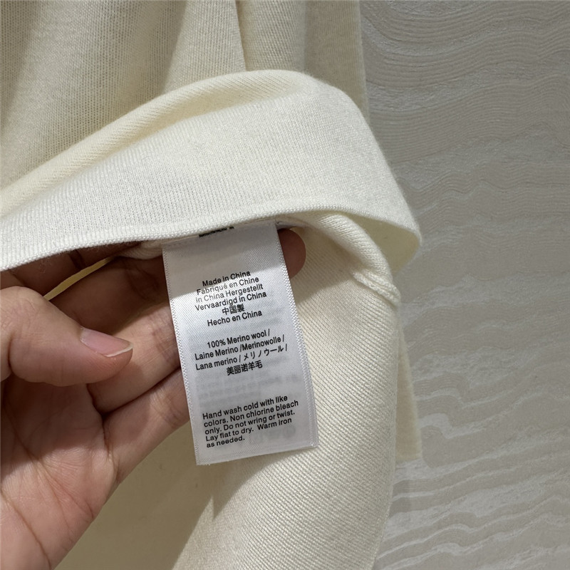 Va1e*ntin0 metal v logo top replica designer clothing websites