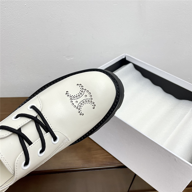 Ce1i*e triomphe rangers derby in white polished bull