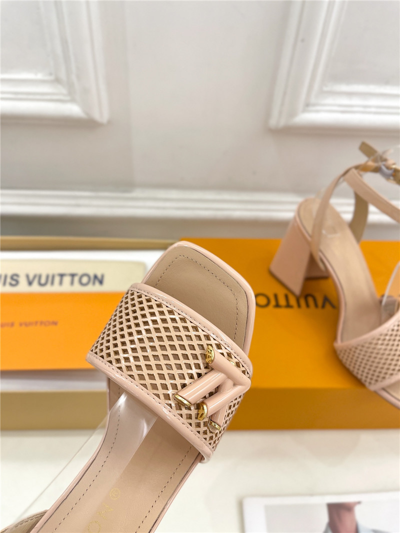 l0vis Vvtt0n shake sandal in beige patent calfskin